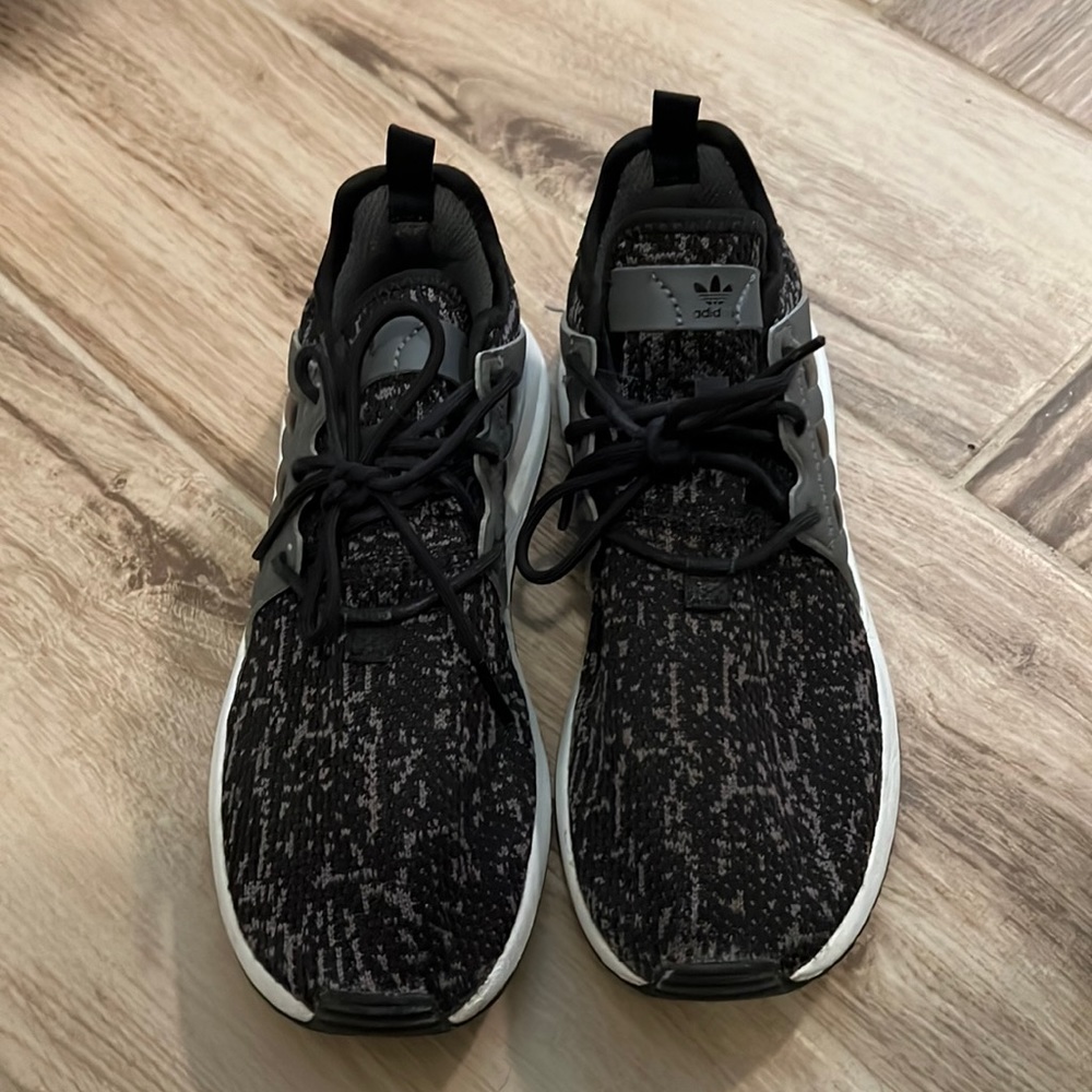 Tennis shoes